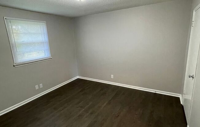 2 beds, 1 bath, 700 sqft, $795, Unit B