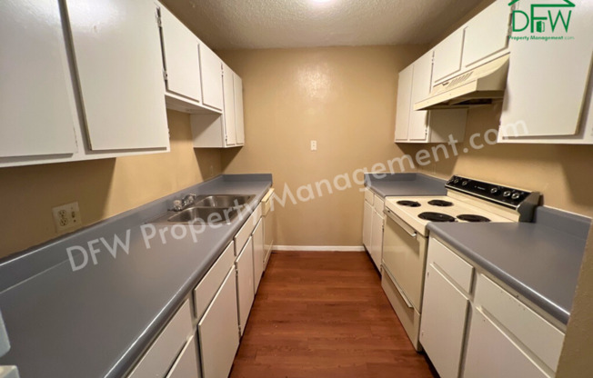 2 beds, 1 bath, $975, Unit 10