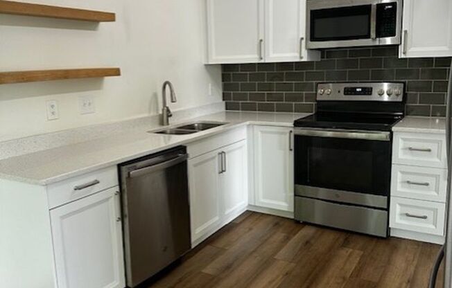 End unit townhome in Lakeville *3Bed*2bath Available 9/1