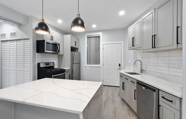 7642 48 N EASTLAKE TERRACE