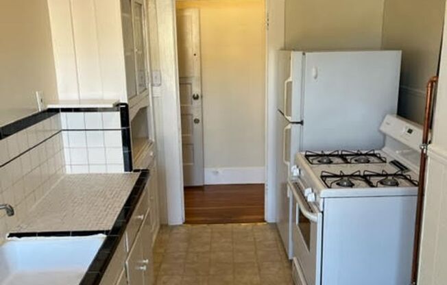 Cool Bernal Heights Studio**Great View**Laundry**Great Location**Natural Light**Open Sat/Sun**