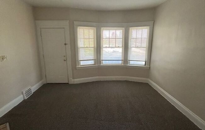 3 beds, 1 bath, 1,050 sqft, $1,025, Unit 3153 - Right