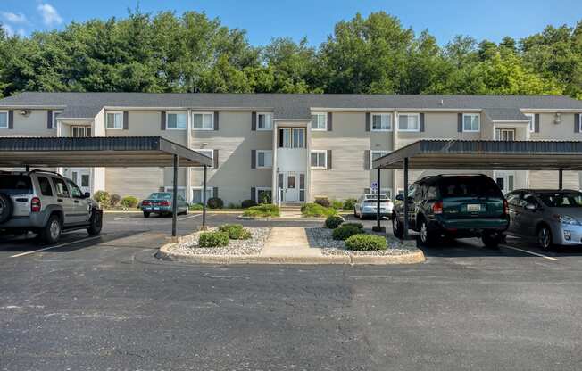 A parking lot with cars and a building in the background.