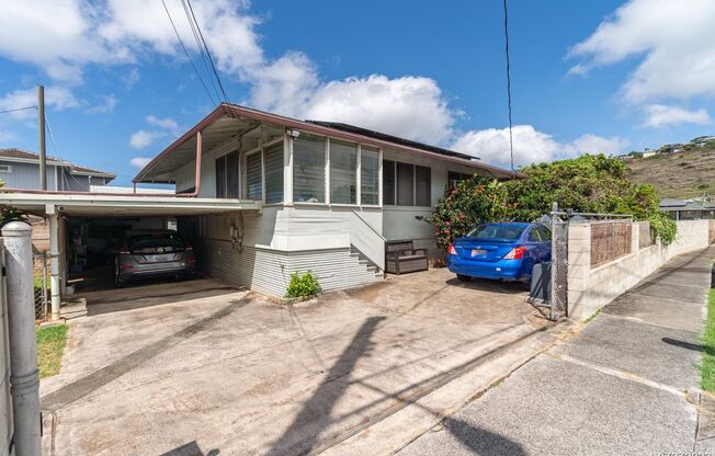 1 Bed 1 Bath IN LOWER PALOLO 31 SOLAR PANELS AVAILABLE NOW!