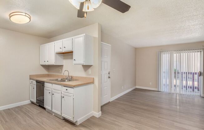 2 beds, 1 bath, 880 sqft, $1,399, Unit 117