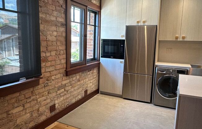 1 bed, 1 bath, 569 sqft, $2,500