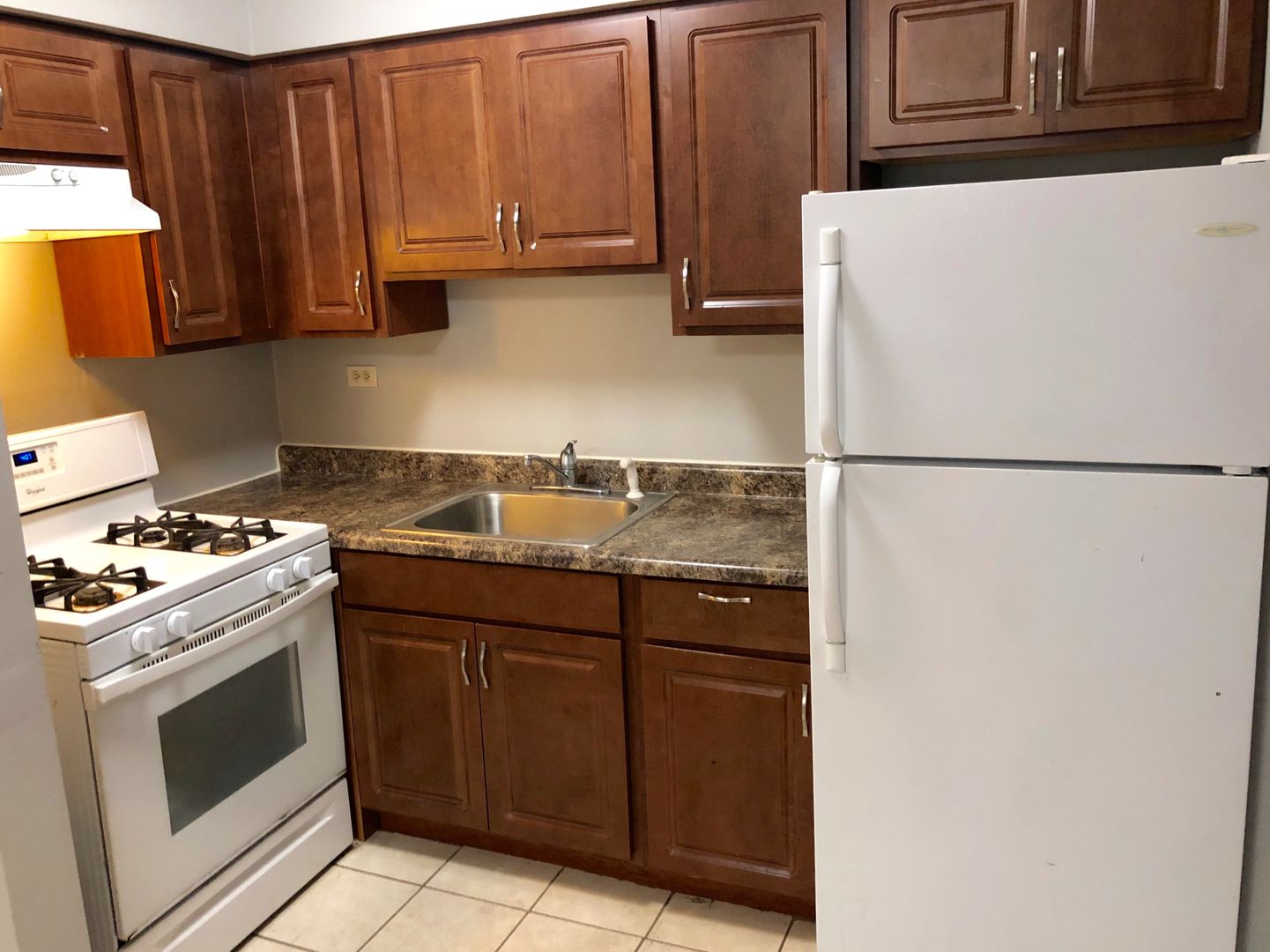 Well Maintained 1 Bedroom/1 Bath Unit Great Location Close to Ohare
