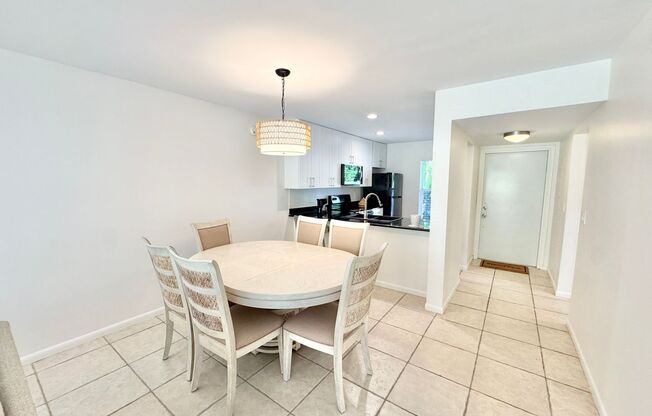 ** KINGS LAKE ** 2 BED / 2 BATH - CONDO - 1ST FLOOR - GREAT LOCATION! - ANNUAL RENTAL