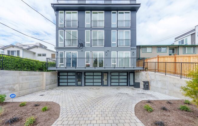New Construction 2 Bedroom 2 Bath Townhome with 360' Rooftop view