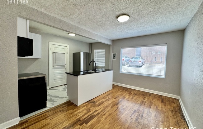 1112 W 45 ST