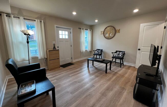 Lovely 2 BR/2 BA Townhome in Riggs Park!