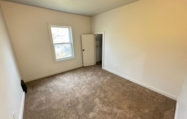 2 beds, 1 bath, $1,025, Unit Upper