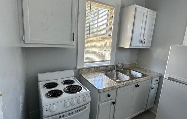 1 bed, 1 bath, 600 sqft, $850, Unit 140 E 5th St Unit 2