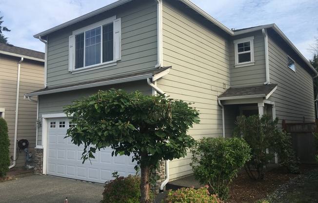 Spacious and Updated Home with Attached Garage in Lynnwood!