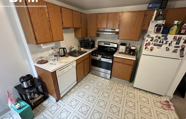 2 beds, 1 bath, $2,850, Unit 2