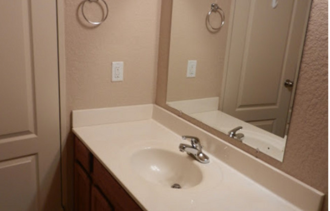 2 beds, 1 bath, $1,350, Unit # 527