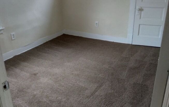 2 beds, 1 bath, 920 sqft, $750