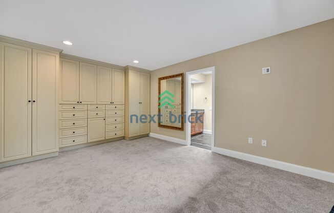 2 Beds and 2 Baths Kirkland DT Condo is Available for Rent!