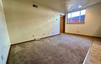 Bright & Spacious One Bedroom in South Oakland! Ample Natural Light! Call Today!