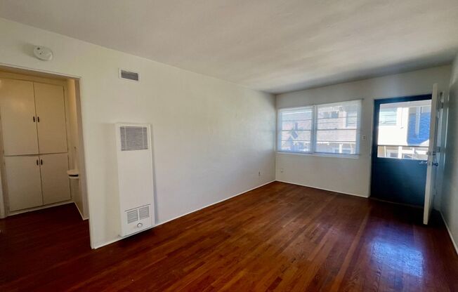 1BD 1BA Unit on the border of Hillcrest and University Heights - Freshly Painted, NEW Stove