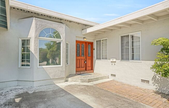 Spacious 4 bed, 2.5 Bath Home with Bonus Room and Pool in Palo Alto!