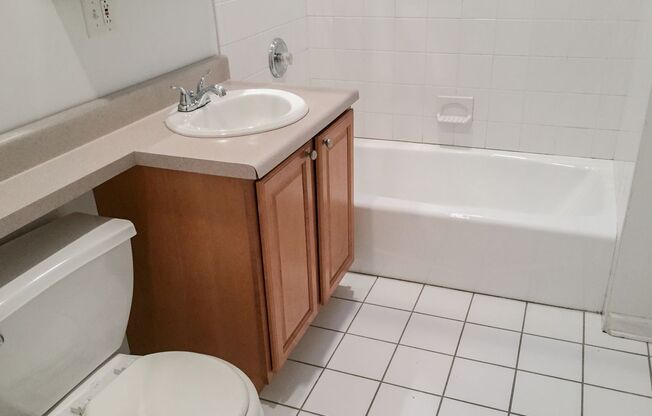 2 beds, 1 bath, 1,015 sqft, $3,100, Unit 2450-302