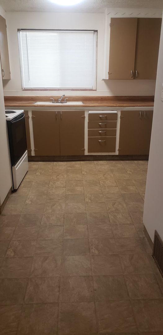 2 bedroom 1 bath duplex Available June 20th Spokane Valley