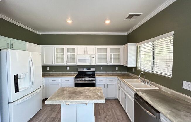 Cozy 3 Bedroom 2.5 Bathroom Home in Southwest!