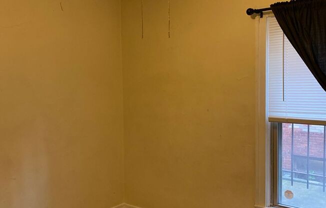 3 beds, 1.5 baths, $2,100, Unit 905 Maryland Apt 2