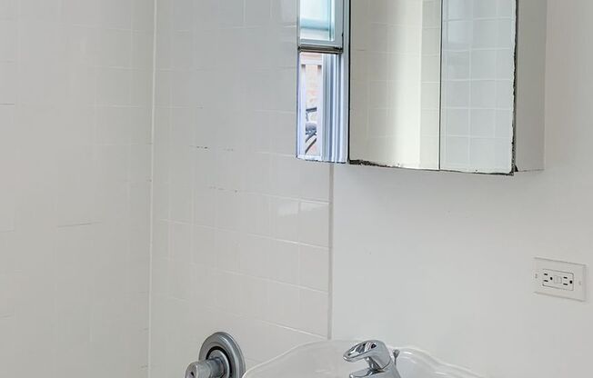 2 beds, 1 bath, 730 sqft, $2,595, Unit 859-3S