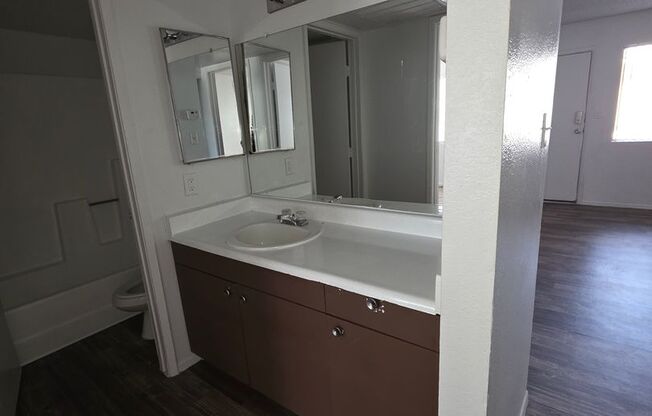 2 beds, 1 bath, 726 sqft, $1,099