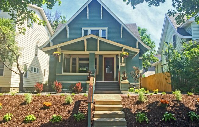 SINGLE FAMILY HOME! Great Location! Laundry, Wood Floors and Parking!