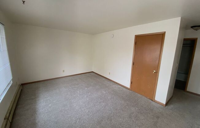 2 beds, 1 bath, 750 sqft, $1,000, Unit 815-5