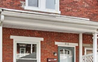 Bright 2 Bedroom, 1.5 Bath Home in Allison Hill!