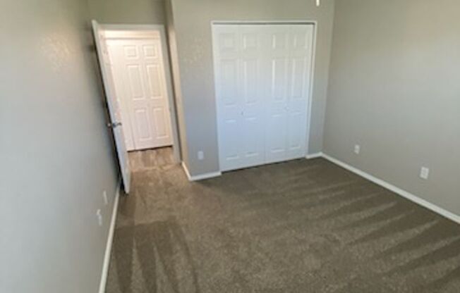 2 beds, 2 baths, 856 sqft, $920, Unit 2827-1811