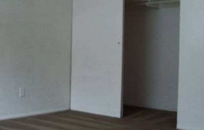 1204 W 7 ST