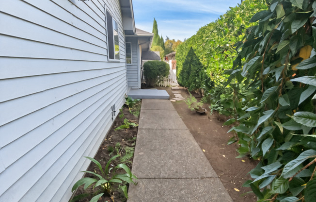 Four-Bedroom Duplex with Bonus Room & W/D Hookups – South Salem