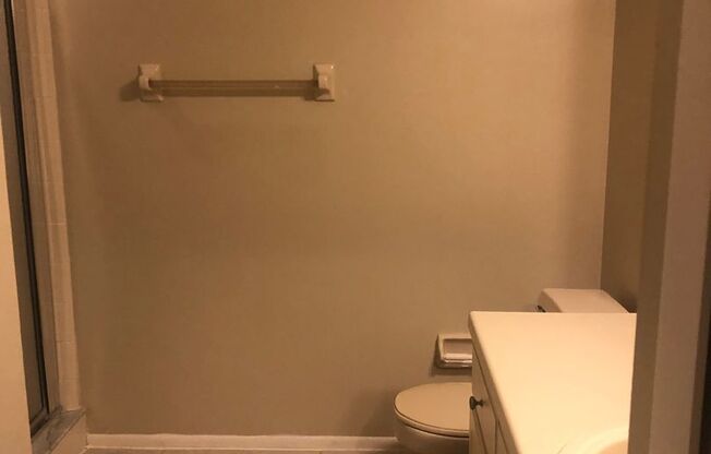 Spacious open floor plan 2/2 located in highly desirable Siesta Lago!