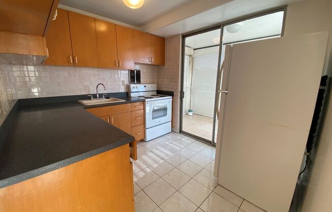 1 bedroom, 1 bath, 1 Parking. End Unit! Amenities with Great Views!