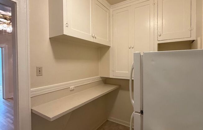 2 beds, 1 bath, 860 sqft, $1,695, Unit 211