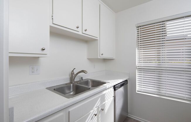 1 bed, 1 bath, 560 sqft, $1,725, Unit 10