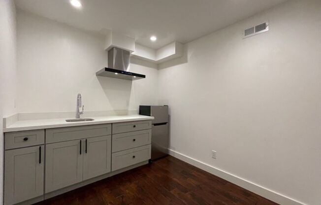 Nice and clean 2 bedrooms and 2 bathrooms with in-unit washer/dryer.
