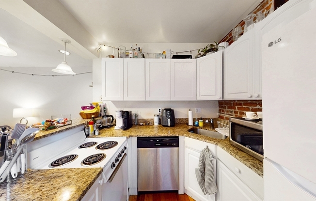 3 beds, 2 baths, 850 sqft, $4,995, Unit 17