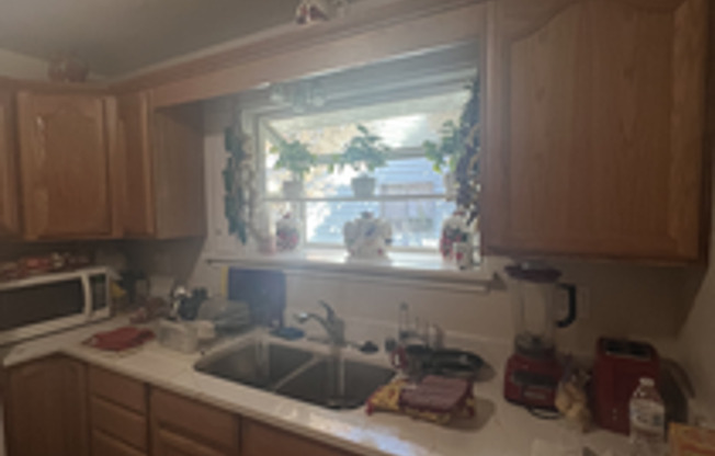 2 beds, 1 bath, $2,350