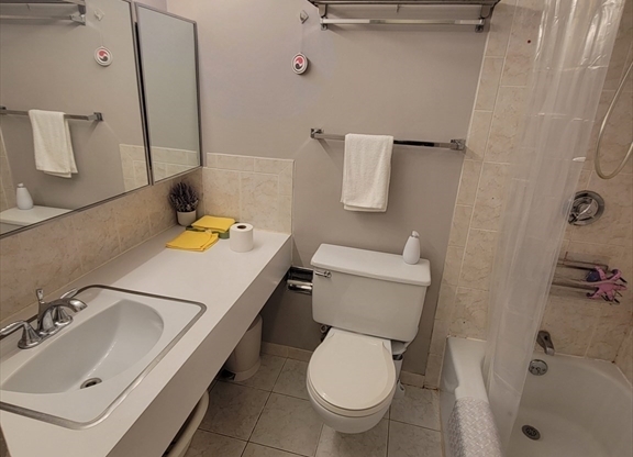 1 bed, 1 bath, 745 sqft, $3,000, Unit 32