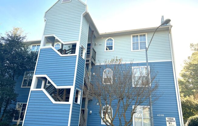 Court yard Condo. Love living in the heart of Wilmington! Close to UNCW, shopping, restaurants, Wrightsville Beach! Pool!