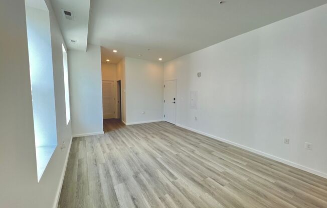 Studio, 1 bath, 450 sqft, $1,300, Unit 205