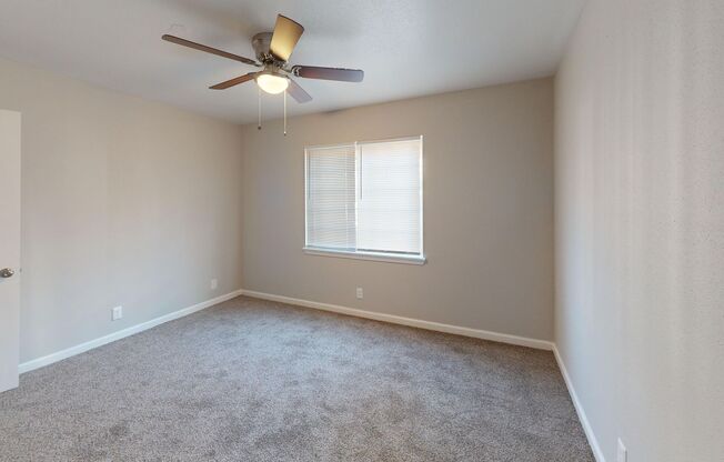 2 beds, 1 bath, 864 sqft, $920