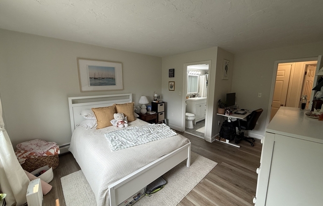 2 beds, 2 baths, 996 sqft, $2,800, Unit 33C