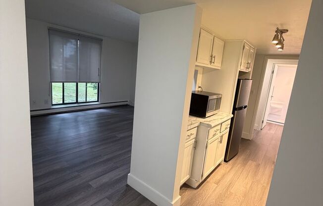 1 bed, 1.5 baths, 850 sqft, $1,395, Unit 132W